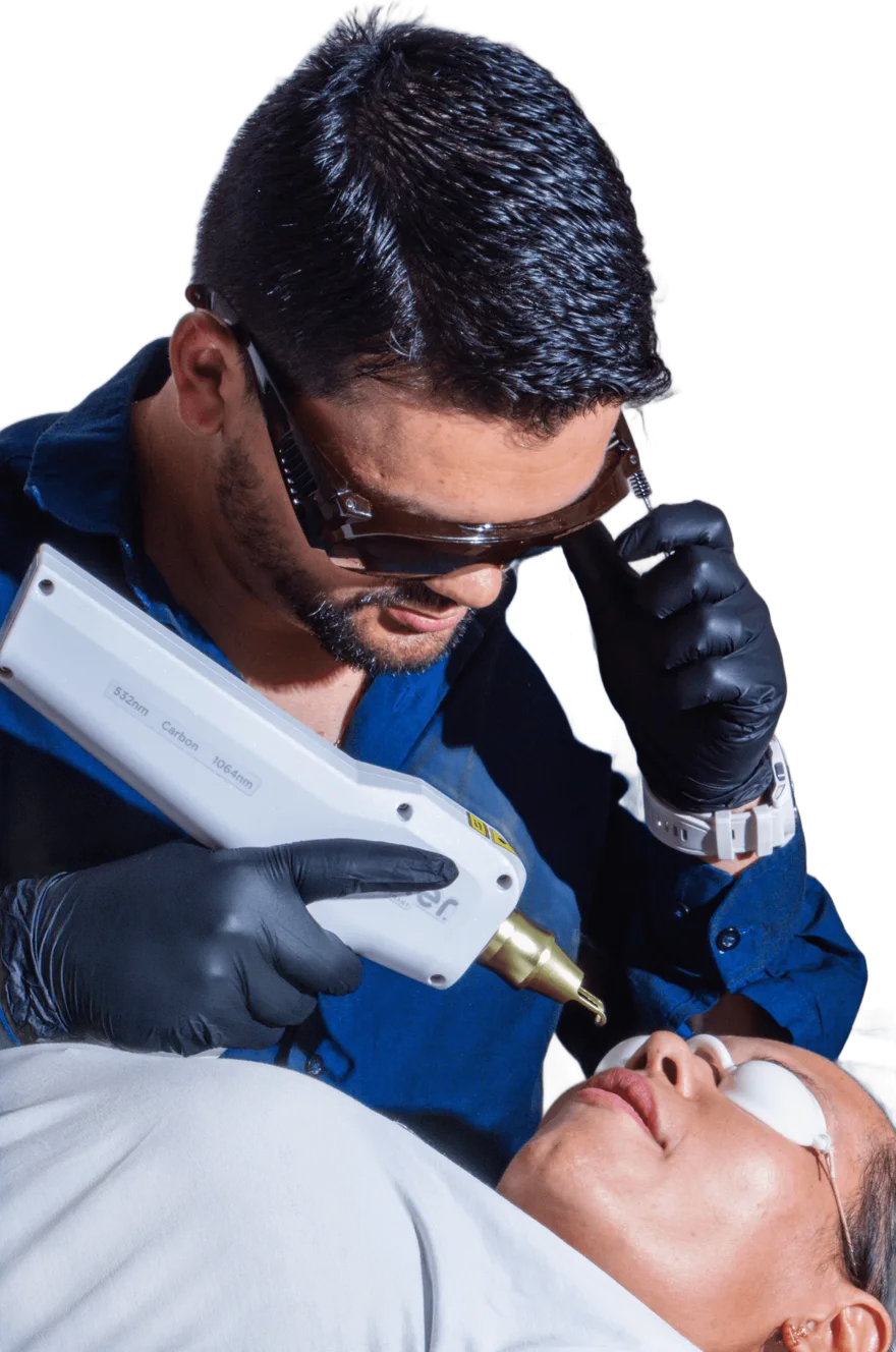 Rafael Silva realizando um procedimento de remoção a laser